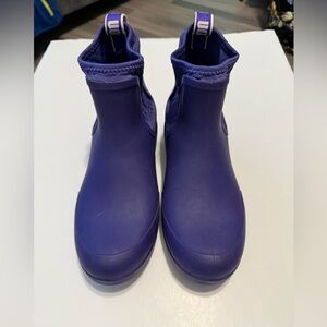 EUC Women’s UGG Ankle Rubber Rain Boots w/small Heel Size 8W